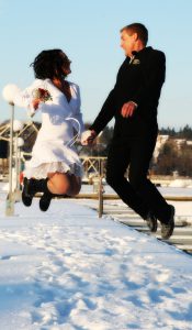 Har ingen annan bild på oss i ett glädjeskutt än detta från vår bröllopsdag 12-12-12…när fotografen fångade det på en snötäckt brygga under klarblåhimmel och -20 grader! LYCKA <3 då som nu…..