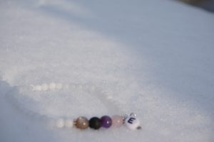 Vitt Elsa armband med vit Jade 4mm & månsten, lavasten, ametist, rosenkvarts, ett litet silverfärgat hjärta & en pärla med bokstaven E